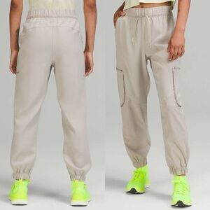 Lululemon Relaxed Mid-Rise Cargo Pant Sz 6 In Raw Linen